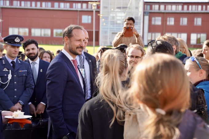 På campus i Tromsø var mange av dagens studenter samlet for å ta del i jubileumsmarkeringen. Foto: Sara Svanemyr, Det kongelige hoff.